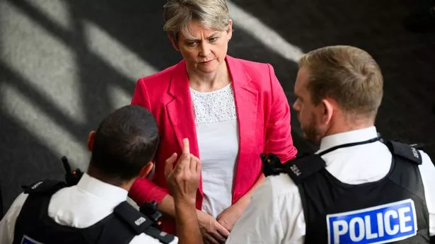 伊维特·库珀(Yvette Cooper)对在骚乱中蜷缩在黑暗中的受惊孩子们表达了愤怒