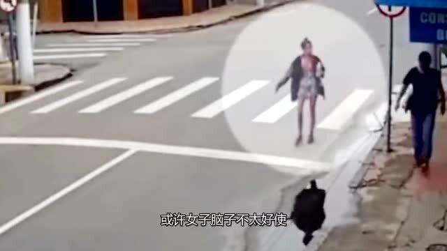 被闭路电视拍到在停车场和无家可归的女人有不雅行为